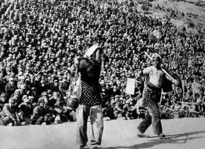 毛泽东发表《在延安文艺座谈会上的讲话》