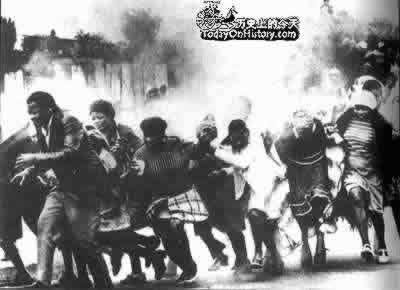 南非永久宪法生效,结束了300多年的种族隔离制度